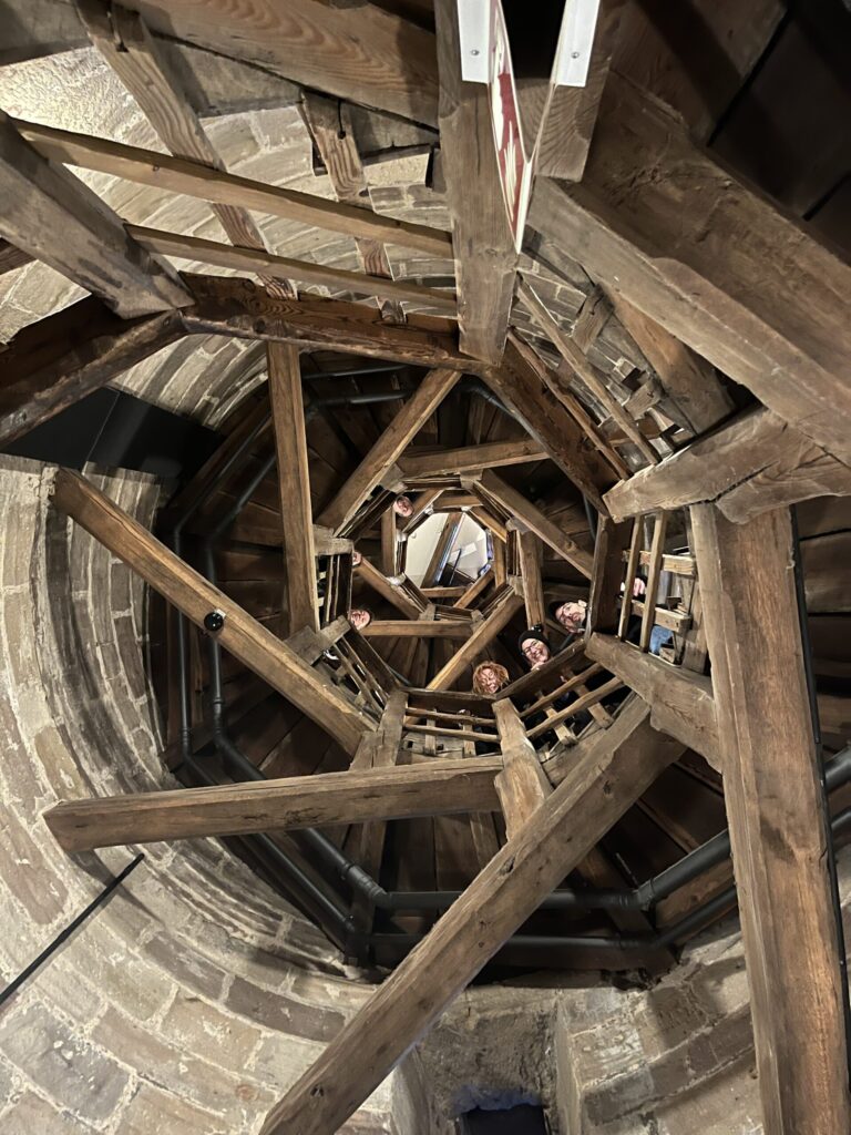 Mitarbeiter der MMC Agentur im Treppenhaus eines Turms im Rahmen des Weihnachts-Events in Nürnberg
