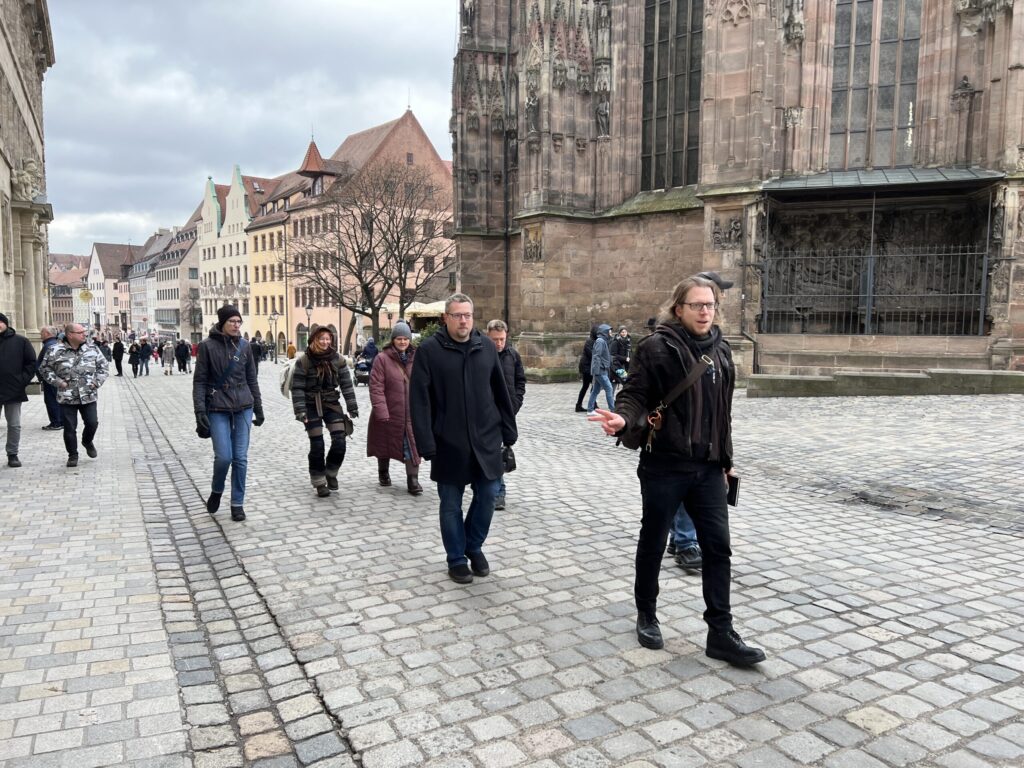 Mitarbeiter der MMC Agentur auf dem Weg zur Besichtigung der Kaiserburg im Rahmen des Weihnachts-Events in Nürnberg