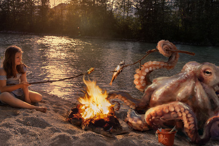 Das Social Media Sommerbanner 2023 der MMC-Agentur mit dem Motiv eines Mädchens mit Oktopus am Lagerfeuer
