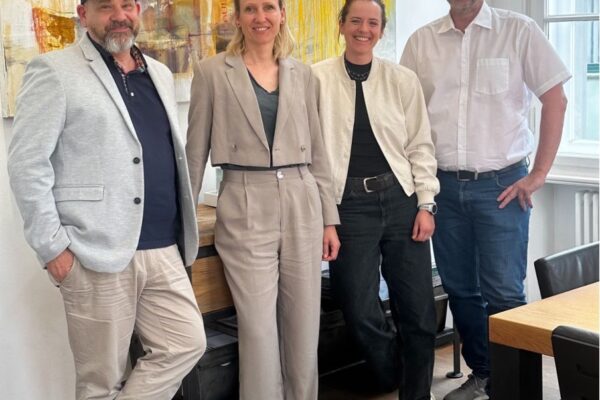 Gruppenfoto der Geschäftsgründung mit M2ing