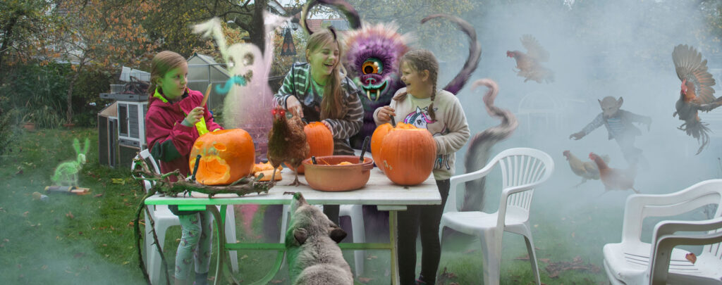 happy Halloween - Kinder schnitzen mit Geistern, Monster und Hexen ihre Kürbisse