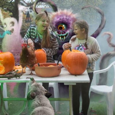 happy Halloween - Kinder schnitzen mit Geistern, Monster und Hexen ihre Kürbisse