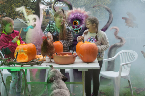 happy Halloween - Kinder schnitzen mit Geistern, Monster und Hexen ihre Kürbisse